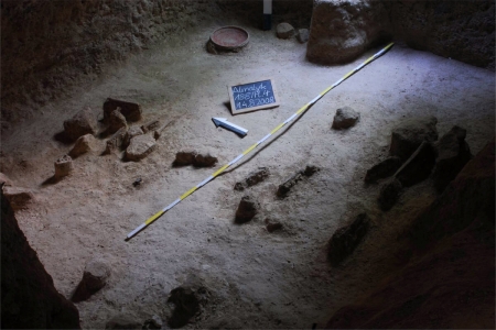 Wnętrze jednego z grobów z cmentarzyska alano-gockiego w Almalyk-dere na Krymie; według M. Mączyńskiej et al.